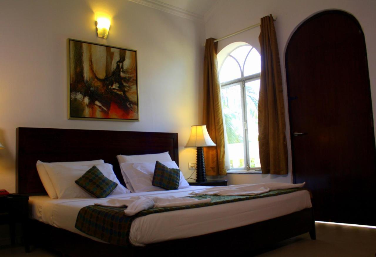 Colonia Santa Maria Hotel Baga Bagian luar foto